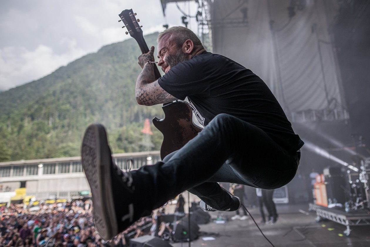 Schnappschüsse ohne Ende: aus dem Fotograben, von der Bühne, mittendrin im Moshpit oder unterwegs auf dem Festivalgelände. – Alexisonfire (Greenfield Festival 2018): bei einer Lieblingsband auf der Bühne, und dazu eins der besten Fotos der Karriere.