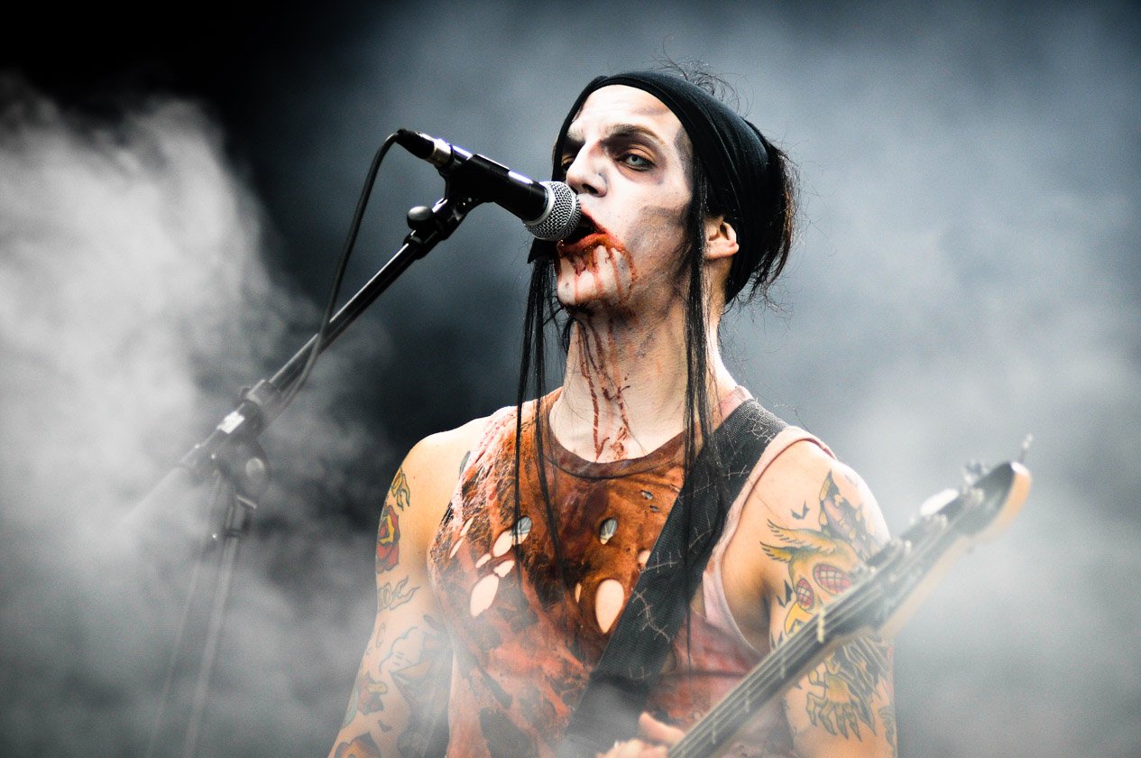 Schnappschüsse ohne Ende: aus dem Fotograben, von der Bühne, mittendrin im Moshpit oder unterwegs auf dem Festivalgelände. – Blitzkid beim M'era Luna 2008.