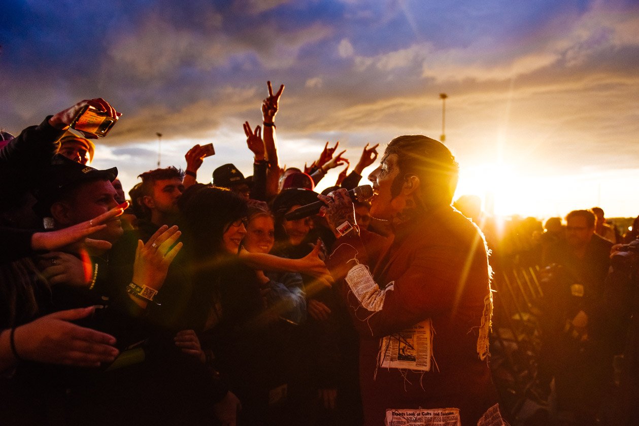 Schnappschüsse ohne Ende: aus dem Fotograben, von der Bühne, mittendrin im Moshpit oder unterwegs auf dem Festivalgelände. – Co-Headliner Bring Me The Horizon am Ring 2019: einer dieser legendären Gigs zum Sonnenuntergang. Mehr Festivalromantik geht nicht.