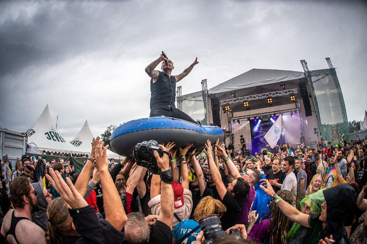 Schnappschüsse ohne Ende: aus dem Fotograben, von der Bühne, mittendrin im Moshpit oder unterwegs auf dem Festivalgelände. – Deichbrand 2019. Sonst lieber direkt im Publikum, lässt sich Ingo (Donots) mal im Schlauchboot tragen.
