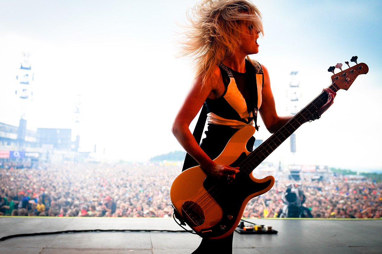 Schnappschüsse ohne Ende: aus dem Fotograben, von der Bühne, mittendrin im Moshpit oder unterwegs auf dem Festivalgelände. – Und diese Dame hat es auch! The Subways (Rock am Ring, 2012).