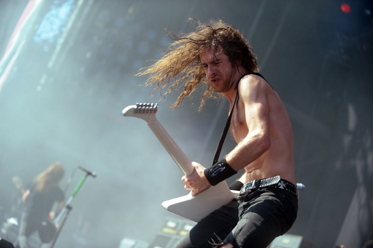 Schnappschüsse ohne Ende: aus dem Fotograben, von der Bühne, mittendrin im Moshpit oder unterwegs auf dem Festivalgelände. – Geben immer und überall Gas: Airbourne.