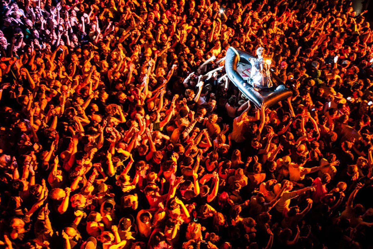 Schnappschüsse ohne Ende: aus dem Fotograben, von der Bühne, mittendrin im Moshpit oder unterwegs auf dem Festivalgelände. – Und gerne auch wieder mit der Partyband schlechthin: Deichkind (hier 2012 im Kölner Palladium).