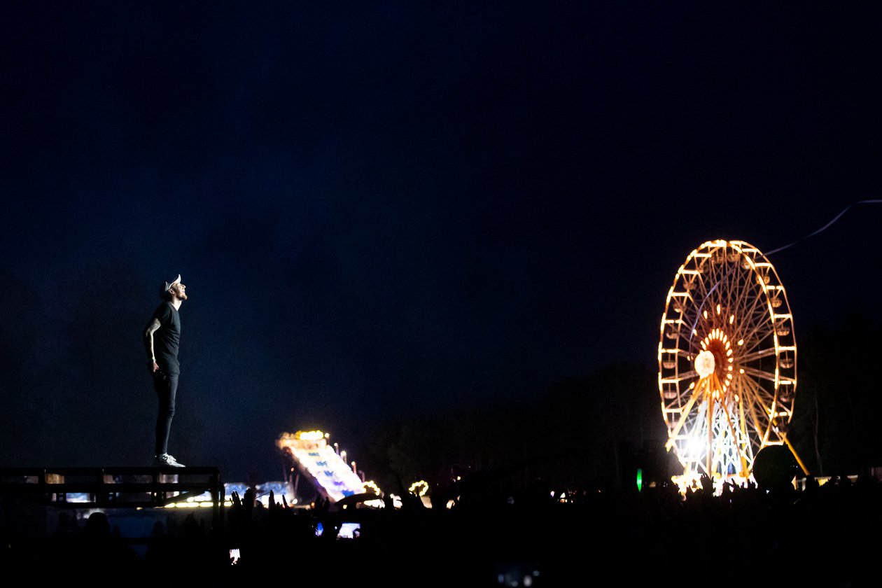 Schnappschüsse ohne Ende: aus dem Fotograben, von der Bühne, mittendrin im Moshpit oder unterwegs auf dem Festivalgelände. – Hurricane 2017: Hoch über den Fans verbinden sich Casper und das Festival optisch auf besondere Weise.