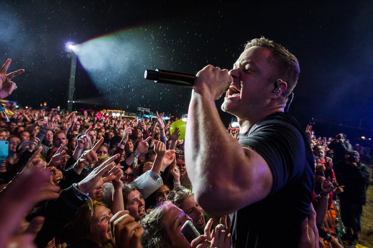 Schnappschüsse ohne Ende: aus dem Fotograben, von der Bühne, mittendrin im Moshpit oder unterwegs auf dem Festivalgelände. – Hurricane 2017: Imagine Dragons-Sänger sucht die Nähe zum Publikum. Momente, die besondere Fotos hervorbringen.