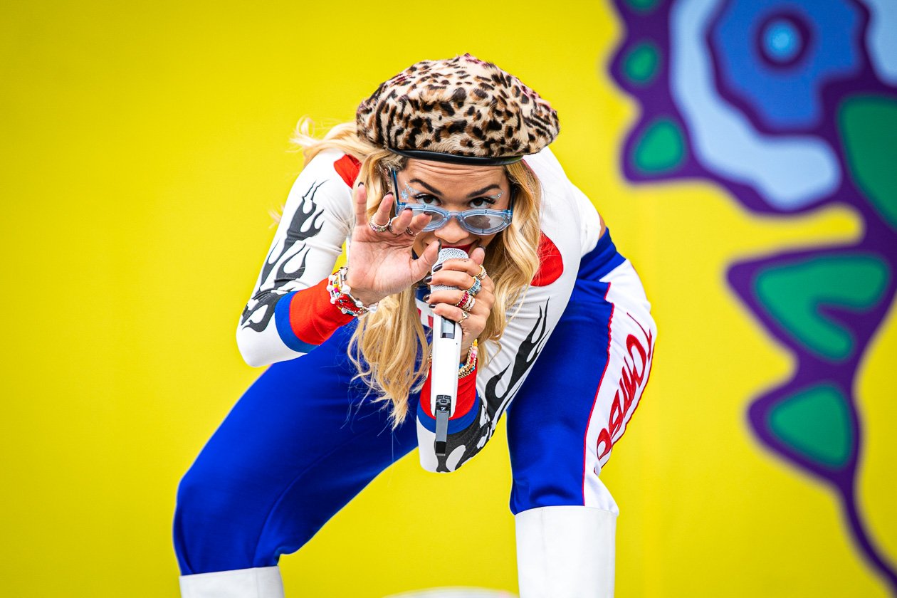 Schnappschüsse ohne Ende: aus dem Fotograben, von der Bühne, mittendrin im Moshpit oder unterwegs auf dem Festivalgelände. – Lollapalooza 2019. Ihr Blick und das Winken in meine Kamera ist das eine. So knallig bunt geht es auf den großen Bühnen zudem eher selten zu.