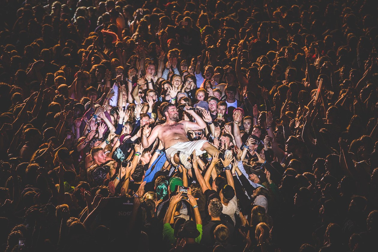 Schnappschüsse ohne Ende: aus dem Fotograben, von der Bühne, mittendrin im Moshpit oder unterwegs auf dem Festivalgelände. – Marteria wird beim Deichbrand 2017 durchs halbe Infield getragen. Spotlight und Perspektive tun ihr Übriges. Festival-Emotion pur.