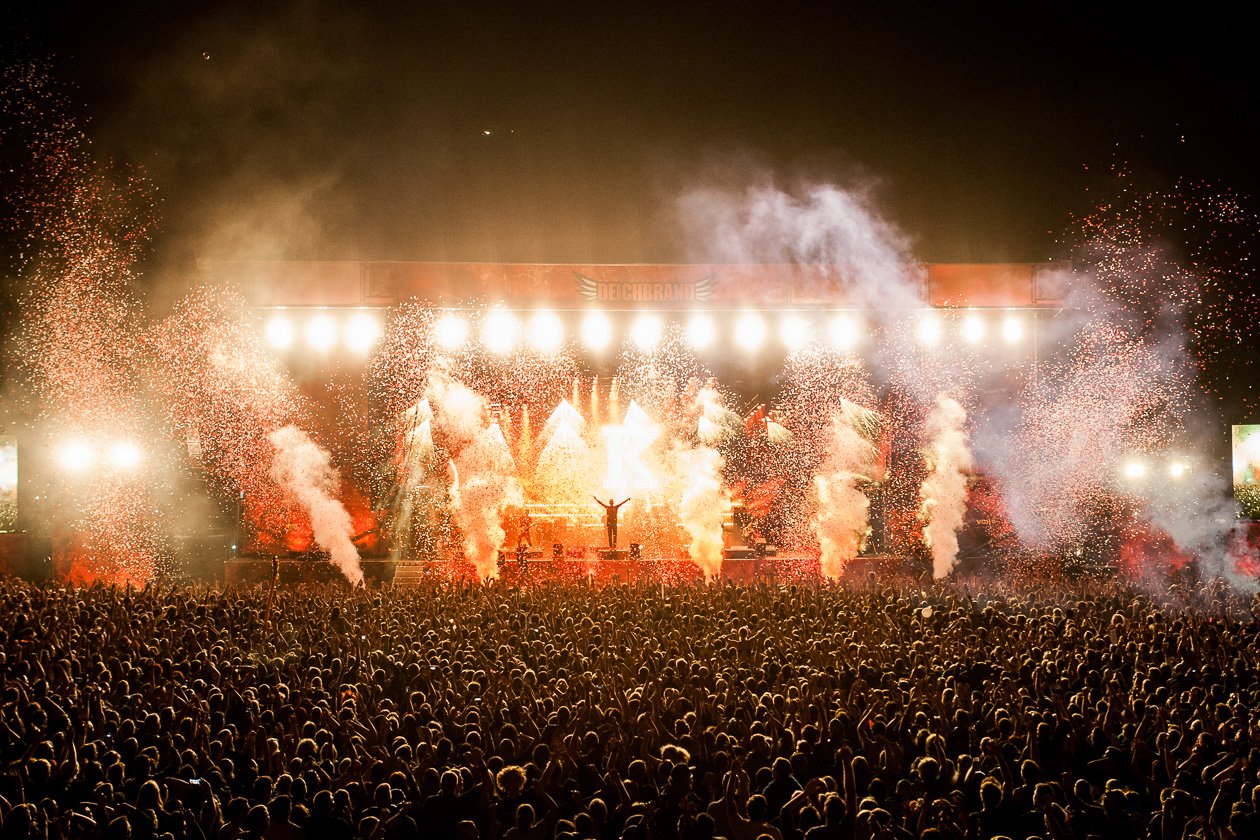Schnappschüsse ohne Ende: aus dem Fotograben, von der Bühne, mittendrin im Moshpit oder unterwegs auf dem Festivalgelände. – Noch mal Kraftklub, Deichbrand Festival 2015. Nicht kleckern, klotzen! Eine Orgie aus Konfetti und Licht.