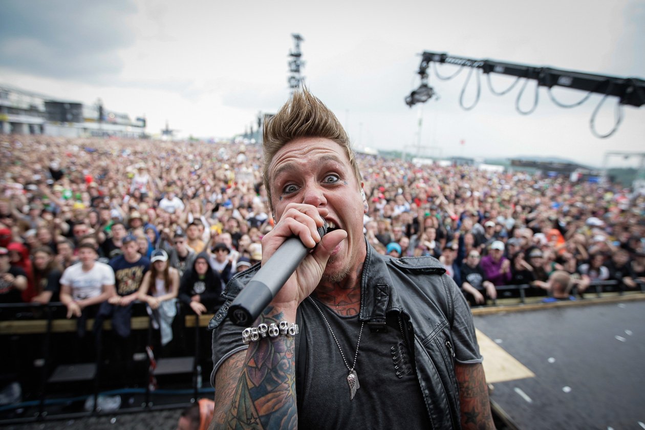 Schnappschüsse ohne Ende: aus dem Fotograben, von der Bühne, mittendrin im Moshpit oder unterwegs auf dem Festivalgelände. – Ring 2013: Wenn Papa Roachs Jacoby zu den Fotografen kommt, hält man drauf!