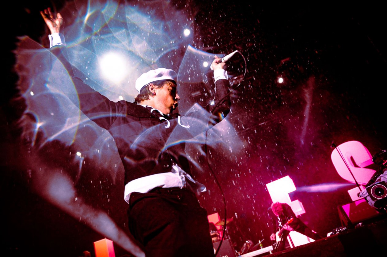 Schnappschüsse ohne Ende: aus dem Fotograben, von der Bühne, mittendrin im Moshpit oder unterwegs auf dem Festivalgelände. – The Hives bei Rock am Ring 2010.