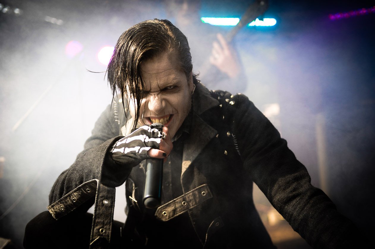 Schnappschüsse ohne Ende: aus dem Fotograben, von der Bühne, mittendrin im Moshpit oder unterwegs auf dem Festivalgelände. – The Other live.