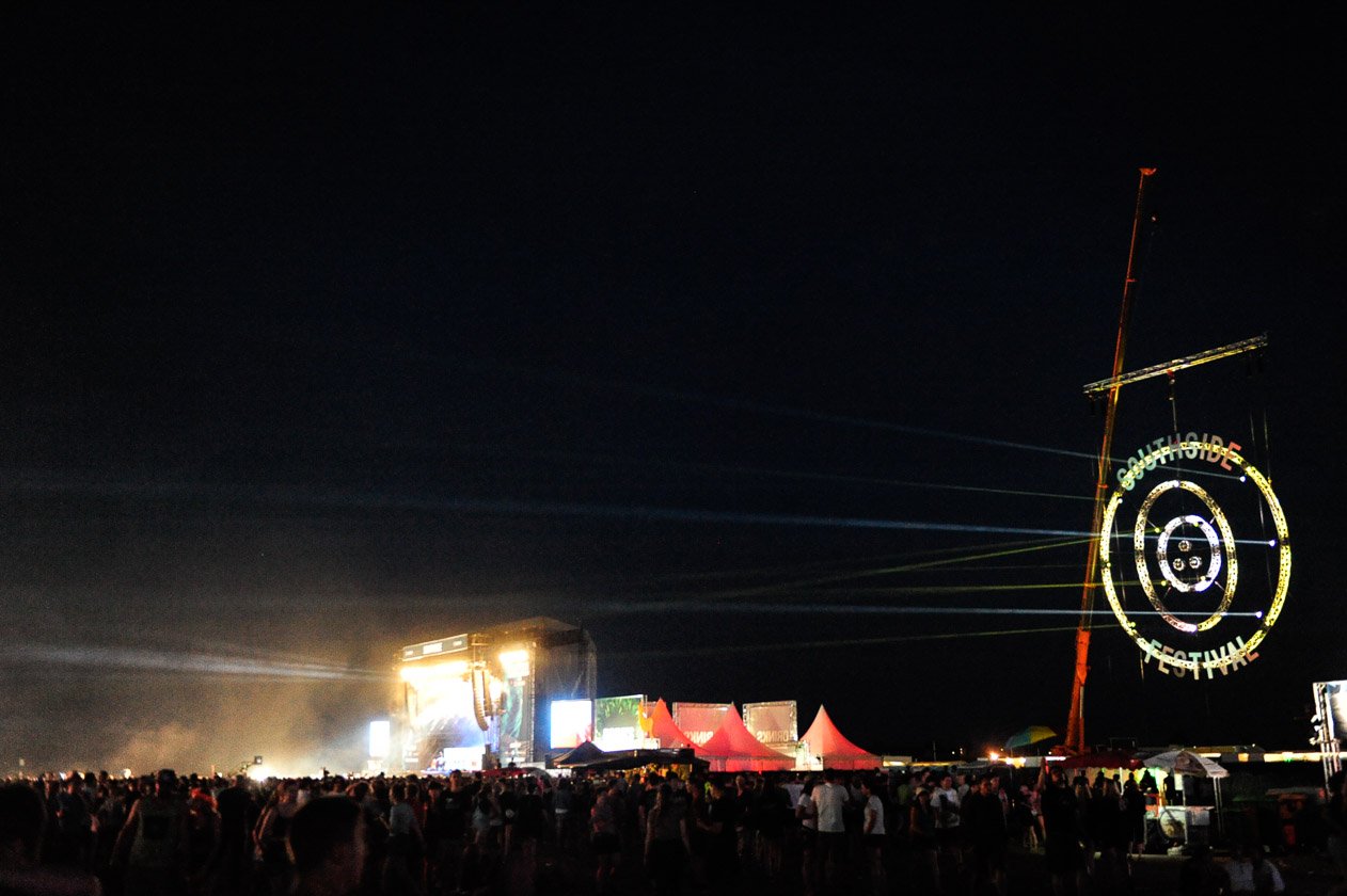 60.000 Zuschauer feiern ausgelassen in Neuhausen ob Eck. – Southside bei Nacht.