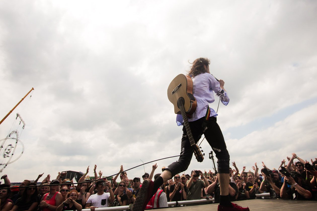 60.000 Zuschauer feiern ausgelassen in Neuhausen ob Eck. – Gogol Bordello.
