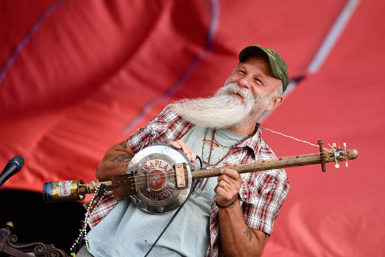 60.000 Zuschauer feiern ausgelassen in Neuhausen ob Eck. – Seasick Steve.