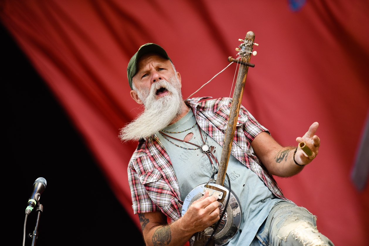 60.000 Zuschauer feiern ausgelassen in Neuhausen ob Eck. – Seasick Steve.