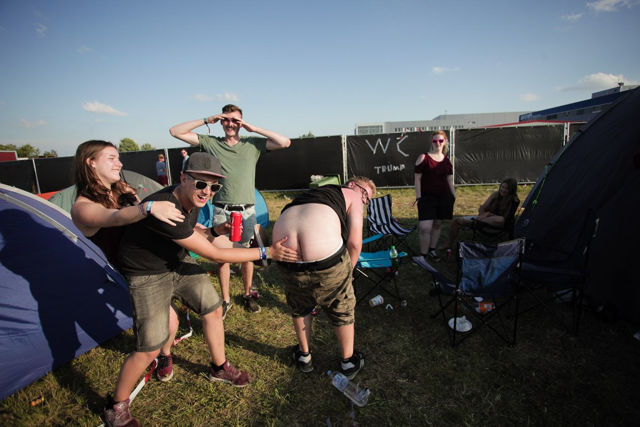 60.000 Zuschauer feiern ausgelassen in Neuhausen ob Eck. – Spank it.
