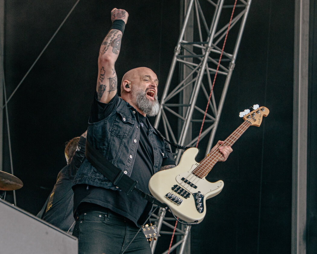 Im Süden läuft die Party: Deichkind, Bring Me The Horizon, Editors, Feine Sahne Fischfilet, Sum 41 u.a. trotzen Regen dem Regen. – Adam Angst.