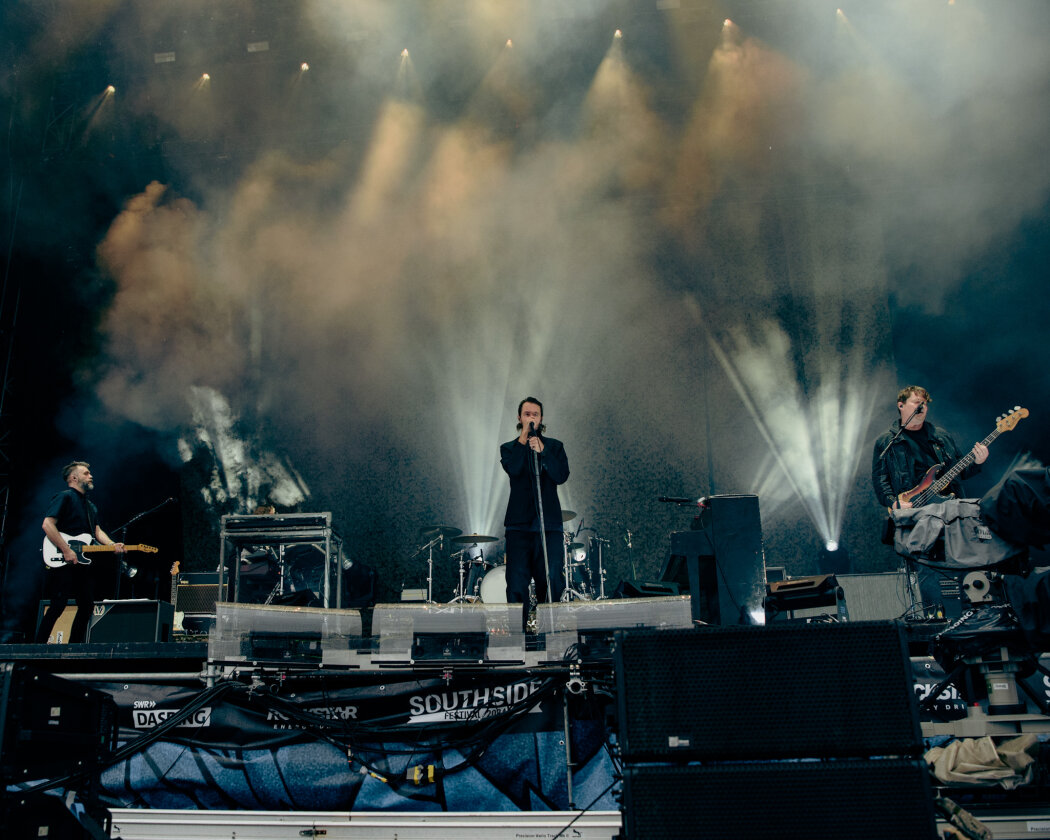 Im Süden läuft die Party: Deichkind, Bring Me The Horizon, Editors, Feine Sahne Fischfilet, Sum 41 u.a. trotzen Regen dem Regen. – Editors.
