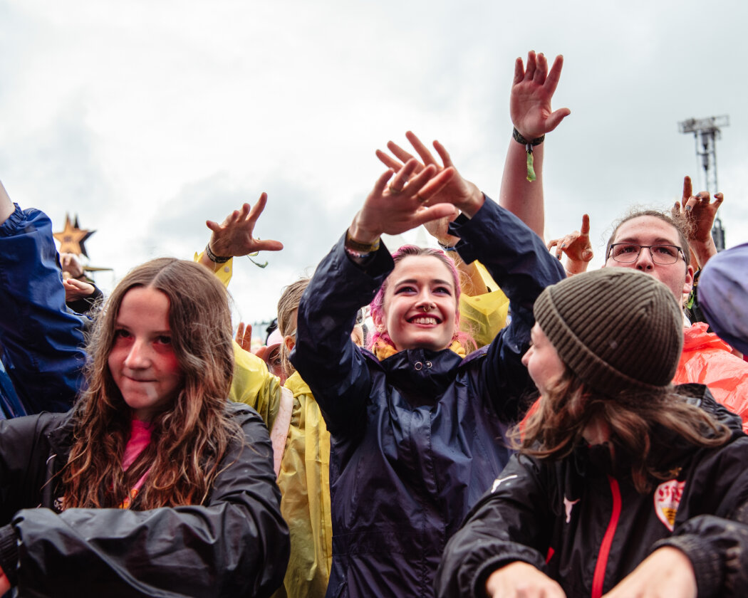 Im Süden läuft die Party: Deichkind, Bring Me The Horizon, Editors, Feine Sahne Fischfilet, Sum 41 u.a. trotzen Regen dem Regen. – Fans.