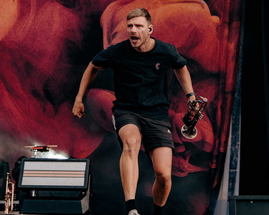 Im Süden läuft die Party: Deichkind, Bring Me The Horizon, Editors, Feine Sahne Fischfilet, Sum 41 u.a. trotzen Regen dem Regen. – Feine Sahne Fischfilet.