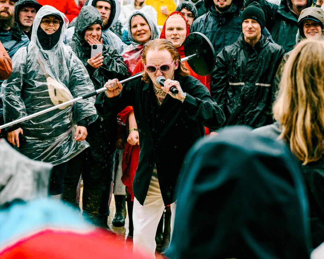 Im Süden läuft die Party: Deichkind, Bring Me The Horizon, Editors, Feine Sahne Fischfilet, Sum 41 u.a. trotzen Regen dem Regen. – Frank Carter & The Rattlesnakes.