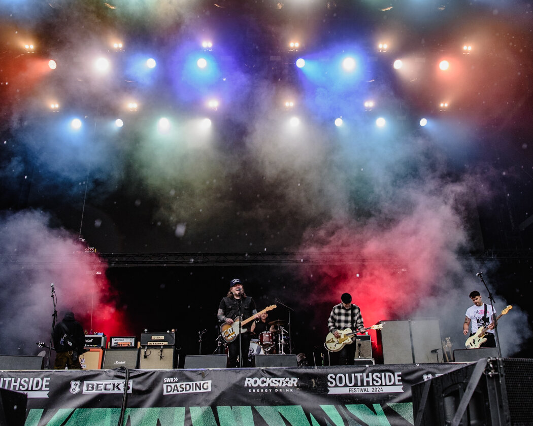 Im Süden läuft die Party: Deichkind, Bring Me The Horizon, Editors, Feine Sahne Fischfilet, Sum 41 u.a. trotzen Regen dem Regen. – The Gaslight Anthem.