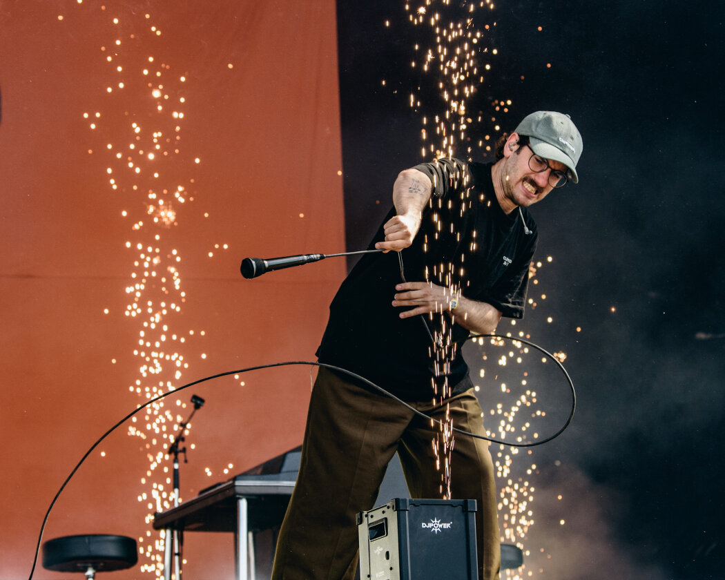 Am Festivalsonntag kommt die Sonne raus: Sido, K.I.Z, Avril Lavigne, Turnstile, Jungle etc. – Mikrofone bei Leoniden leben gefährlich.
