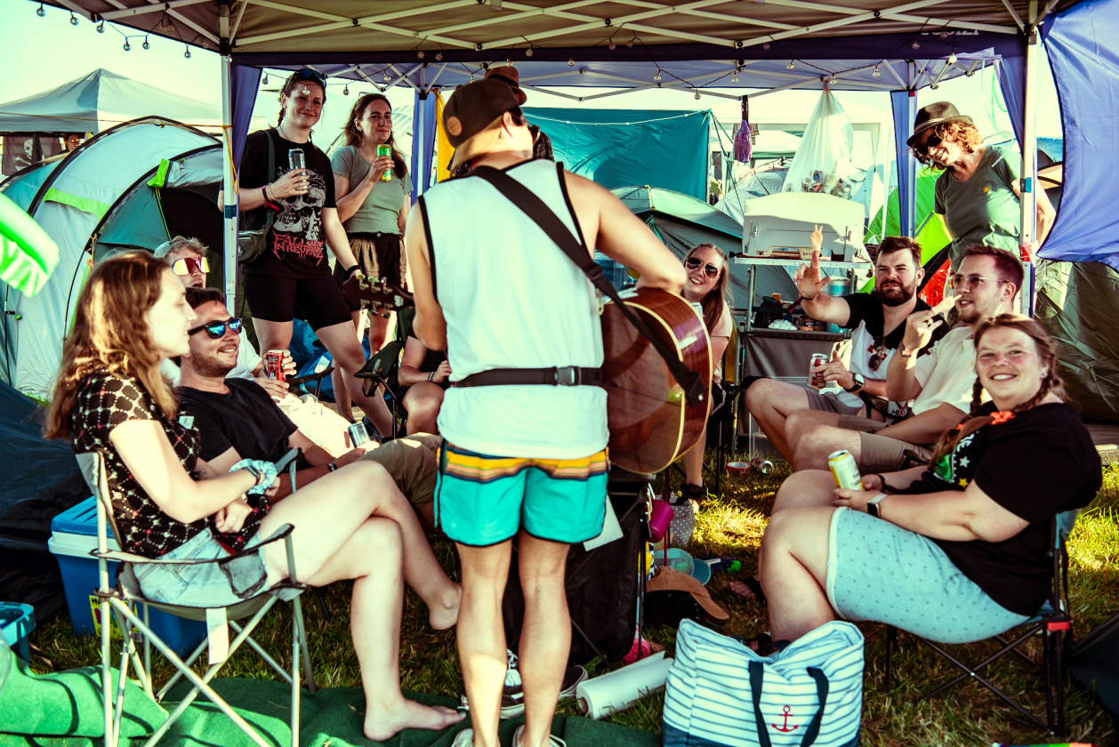 Es ist angerichtet bei perfektem, wenn auch glühend heißem Festivalwetter! – Alleinunterhalter.