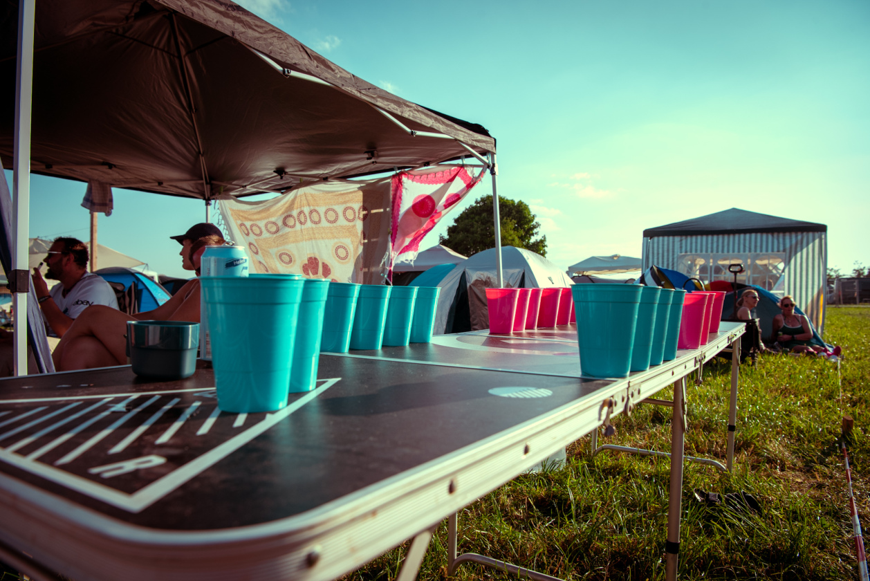 Es ist angerichtet bei perfektem, wenn auch glühend heißem Festivalwetter! – Beerpong.