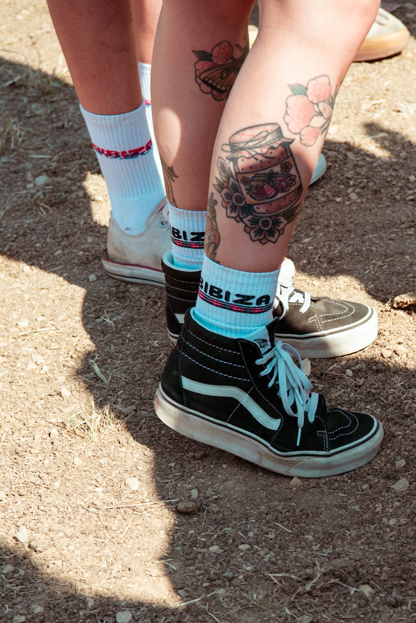 Es ist angerichtet bei perfektem, wenn auch glühend heißem Festivalwetter! – Bibiza-Merch.