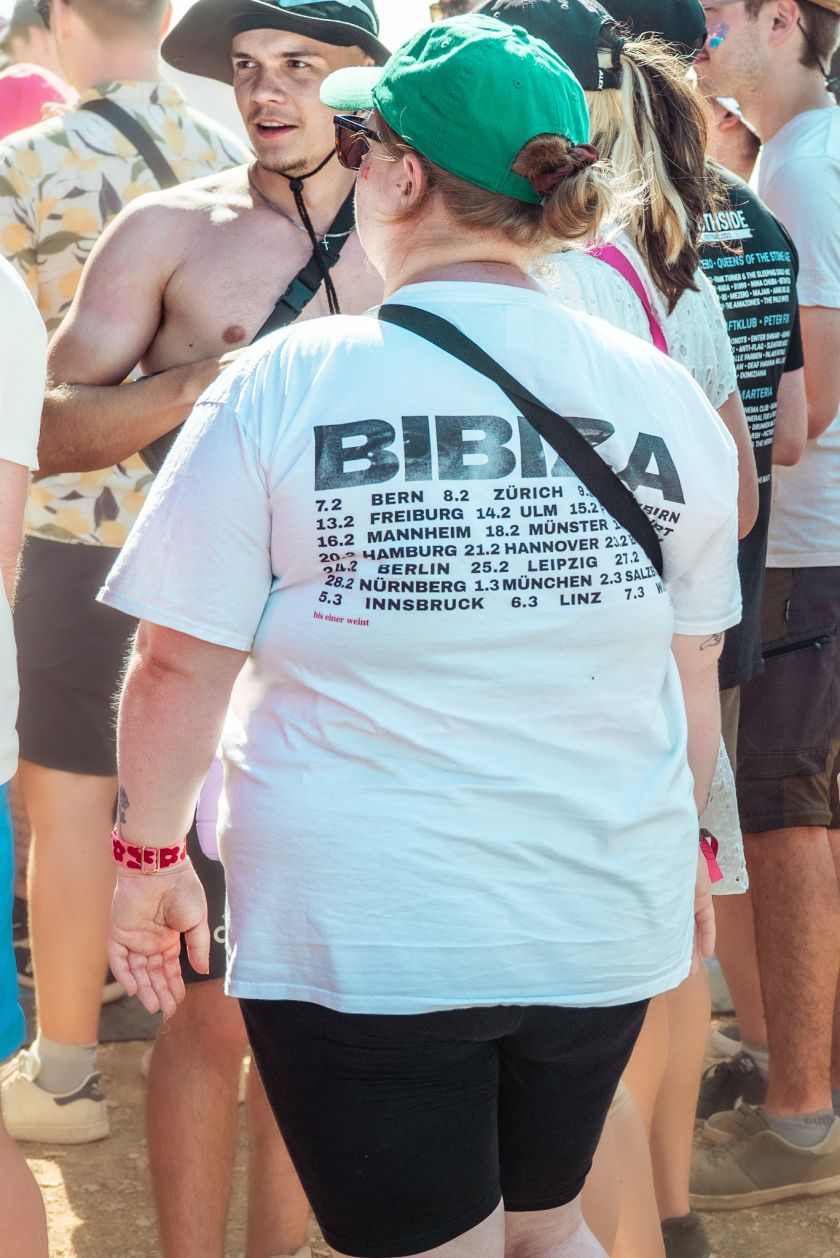 Es ist angerichtet bei perfektem, wenn auch glühend heißem Festivalwetter! – Bibiza-Tour.