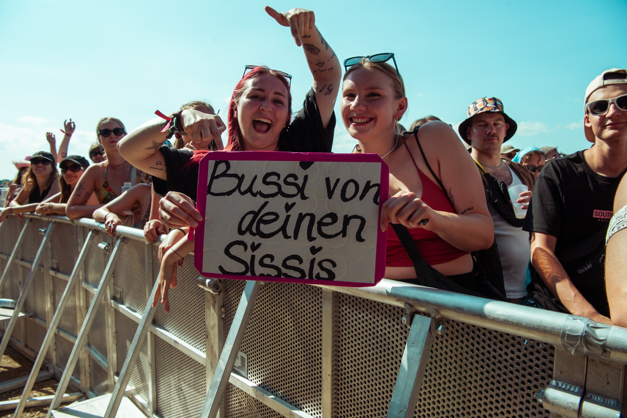 Es ist angerichtet bei perfektem, wenn auch glühend heißem Festivalwetter! – Bussi für Bibiza.