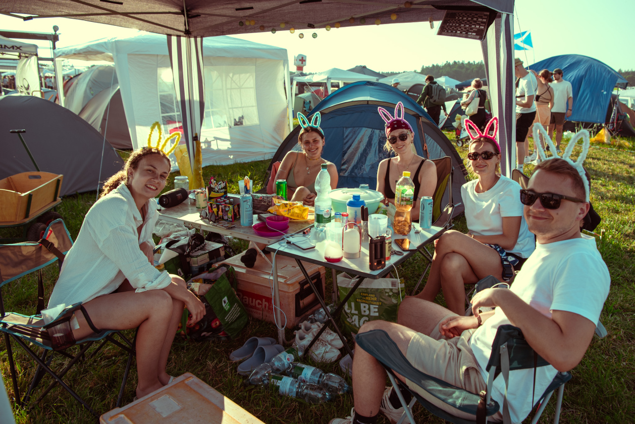 Es ist angerichtet bei perfektem, wenn auch glühend heißem Festivalwetter! – Chillen auf dem Campground.