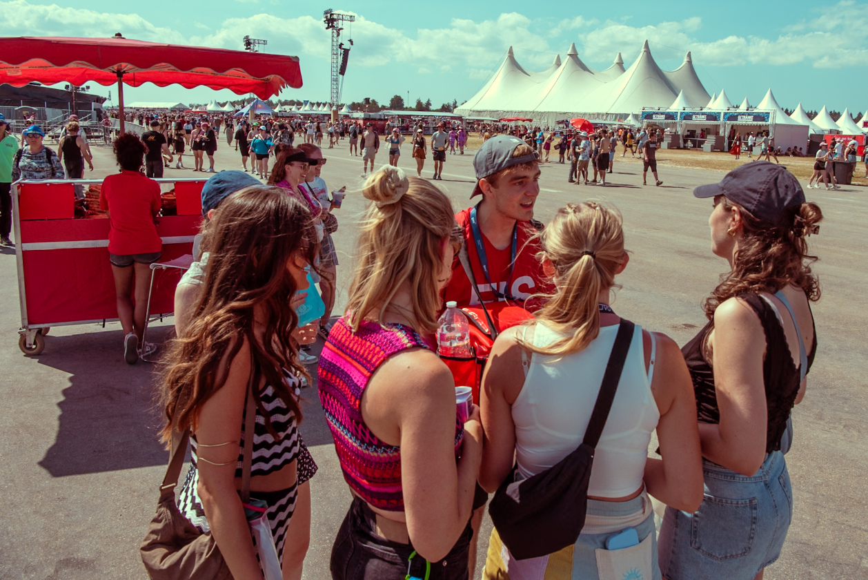 Es ist angerichtet bei perfektem, wenn auch glühend heißem Festivalwetter! – Der Eismann und seine Fans.
