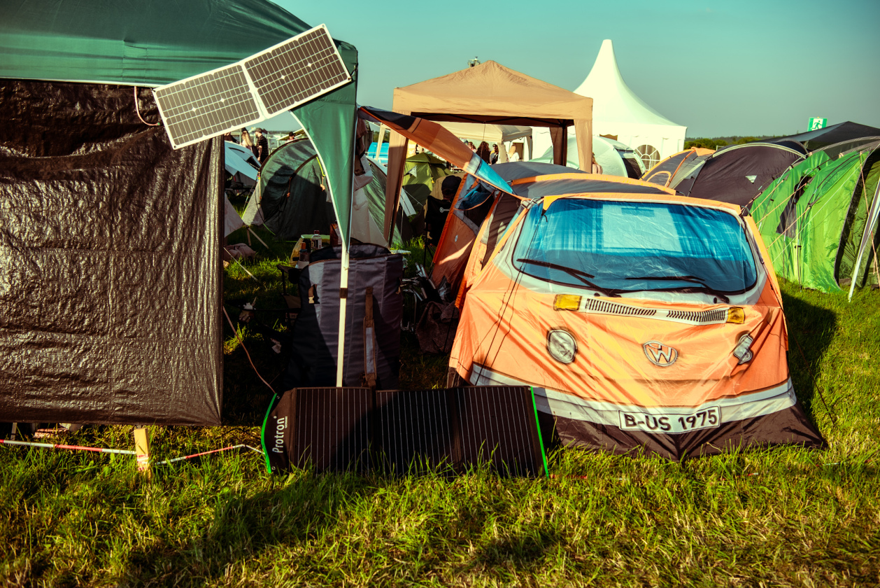 Es ist angerichtet bei perfektem, wenn auch glühend heißem Festivalwetter! – Erschwinglicher Bulli.