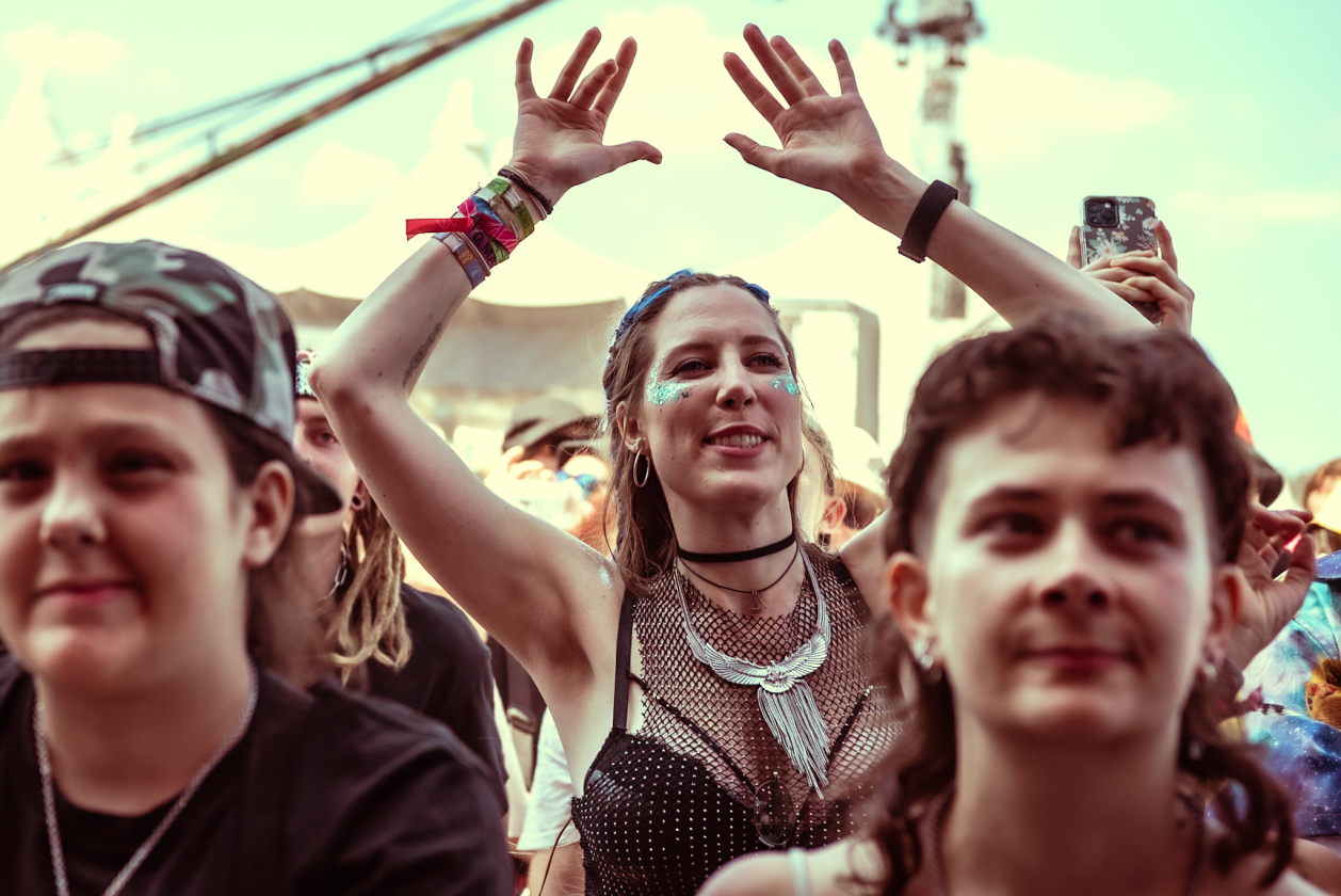 Es ist angerichtet bei perfektem, wenn auch glühend heißem Festivalwetter! – Fans.
