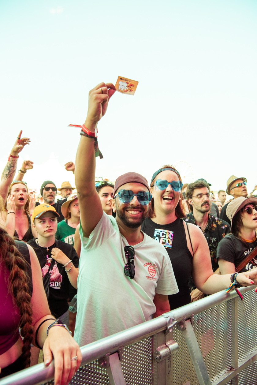 Es ist angerichtet bei perfektem, wenn auch glühend heißem Festivalwetter! – Fans.