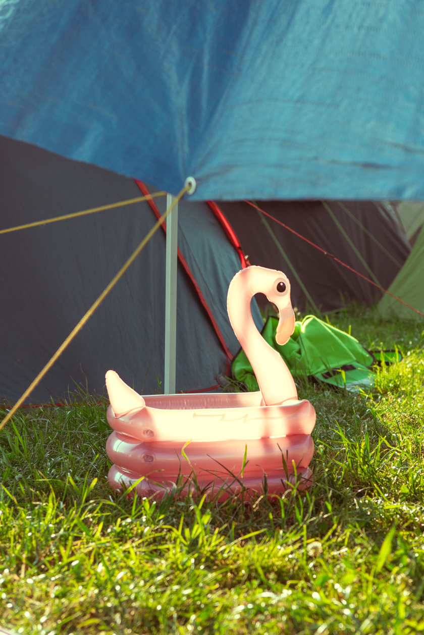 Es ist angerichtet bei perfektem, wenn auch glühend heißem Festivalwetter! – Flamingo.