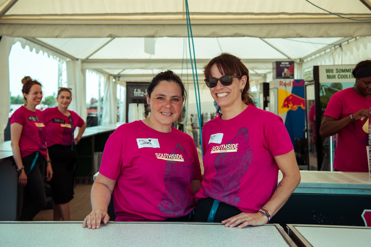 Es ist angerichtet bei perfektem, wenn auch glühend heißem Festivalwetter! – Freundliches Barpersonal.