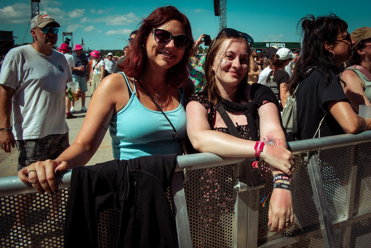 Es ist angerichtet bei perfektem, wenn auch glühend heißem Festivalwetter! – Friends.
