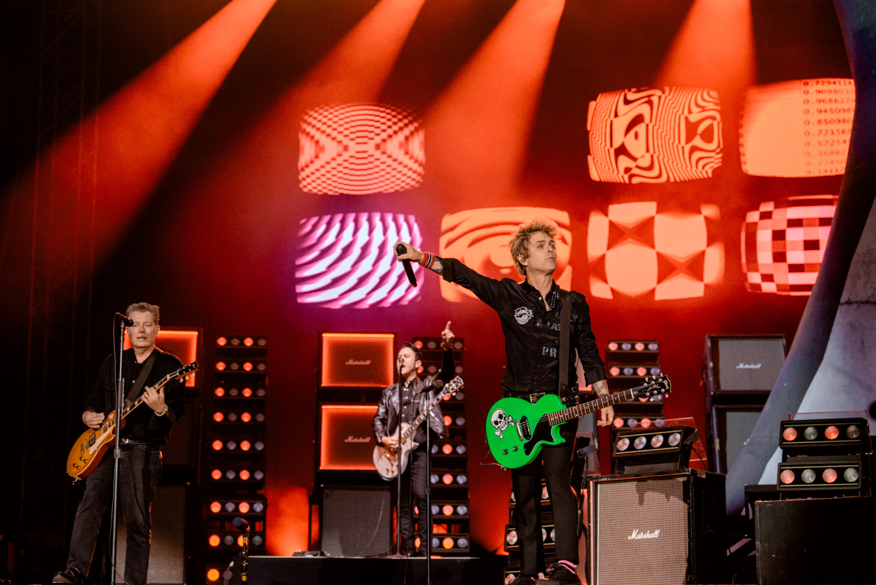 Es ist angerichtet bei perfektem, wenn auch glühend heißem Festivalwetter! – Green Day.