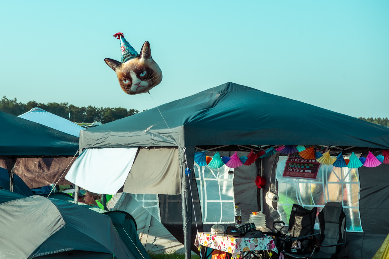 Es ist angerichtet bei perfektem, wenn auch glühend heißem Festivalwetter! – Grumpy.