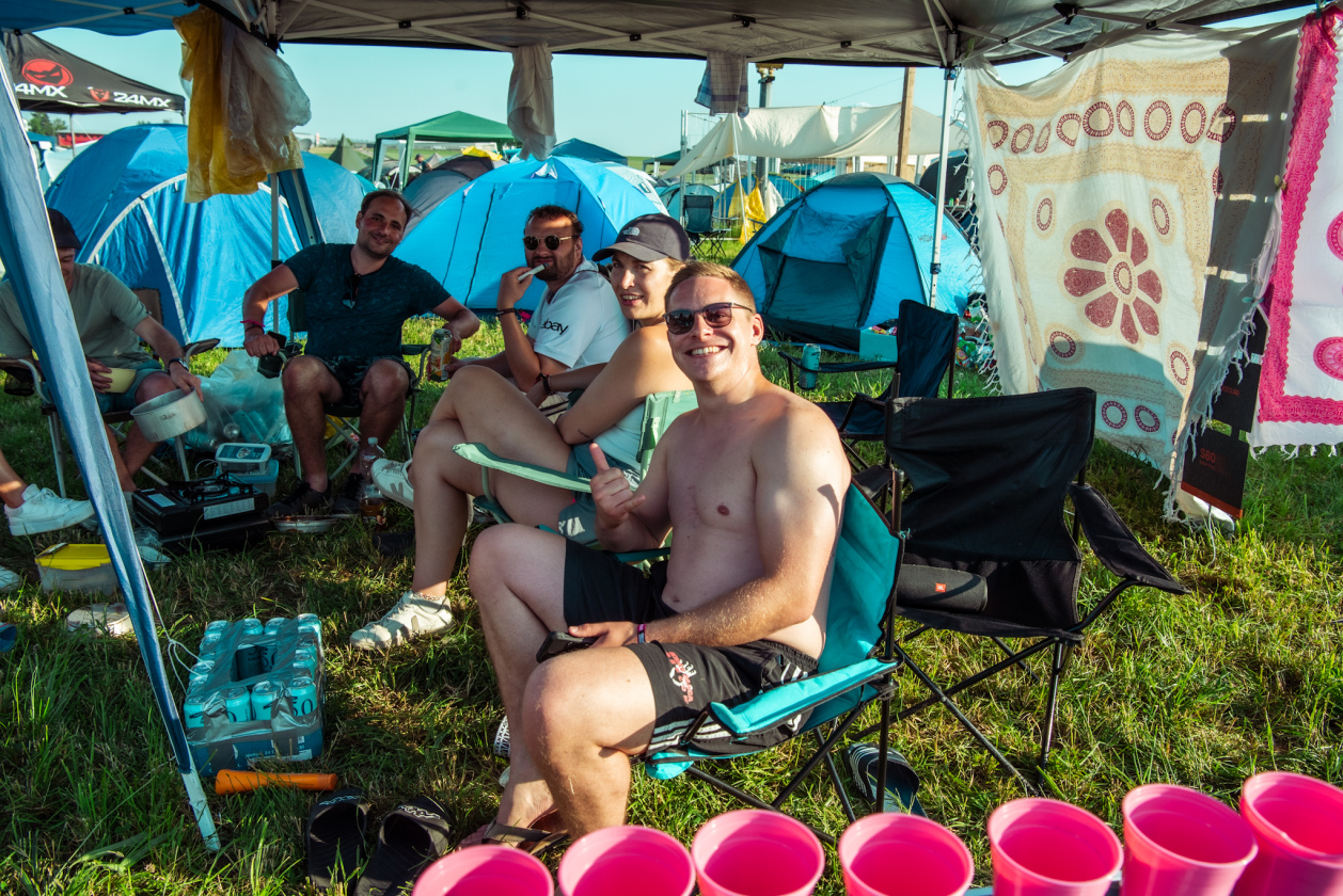 Es ist angerichtet bei perfektem, wenn auch glühend heißem Festivalwetter! – Happy.