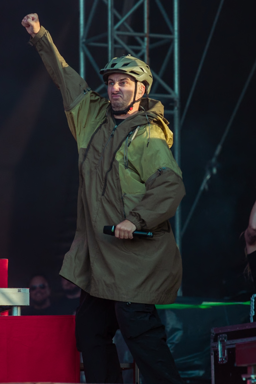 Es ist angerichtet bei perfektem, wenn auch glühend heißem Festivalwetter! – Jan Böhmernann.