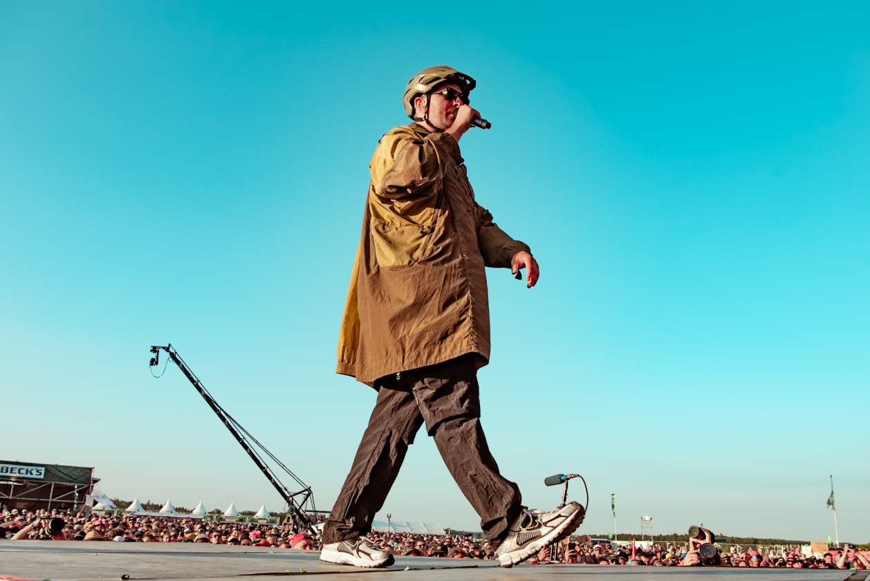 Es ist angerichtet bei perfektem, wenn auch glühend heißem Festivalwetter! – Jan Böhmernann.