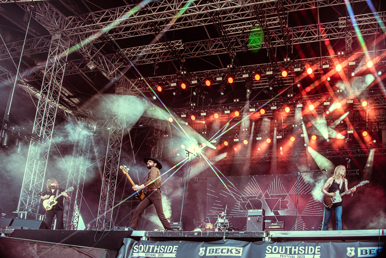 Es ist angerichtet bei perfektem, wenn auch glühend heißem Festivalwetter! – Kadavar.
