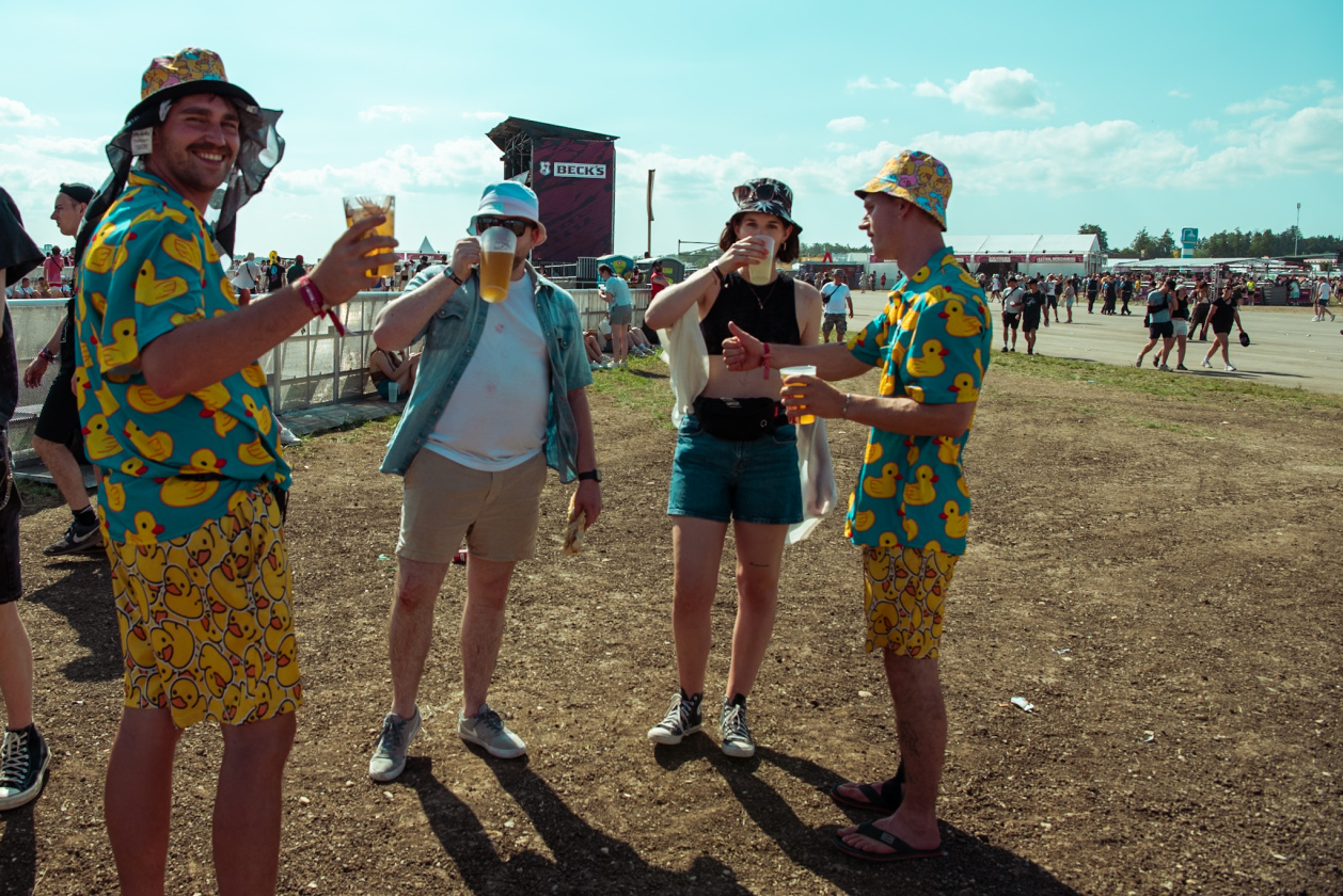 Es ist angerichtet bei perfektem, wenn auch glühend heißem Festivalwetter! – Karibisch.