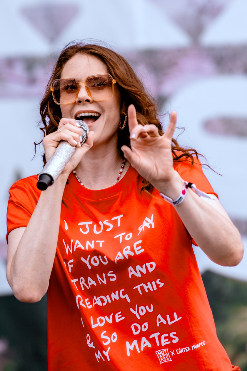 Es ist angerichtet bei perfektem, wenn auch glühend heißem Festivalwetter! – Kate Nash.