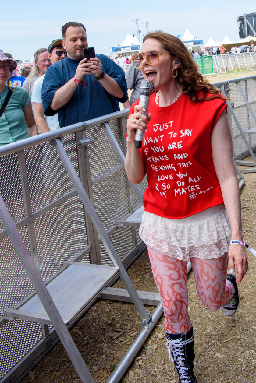Es ist angerichtet bei perfektem, wenn auch glühend heißem Festivalwetter! – Kate Nash.