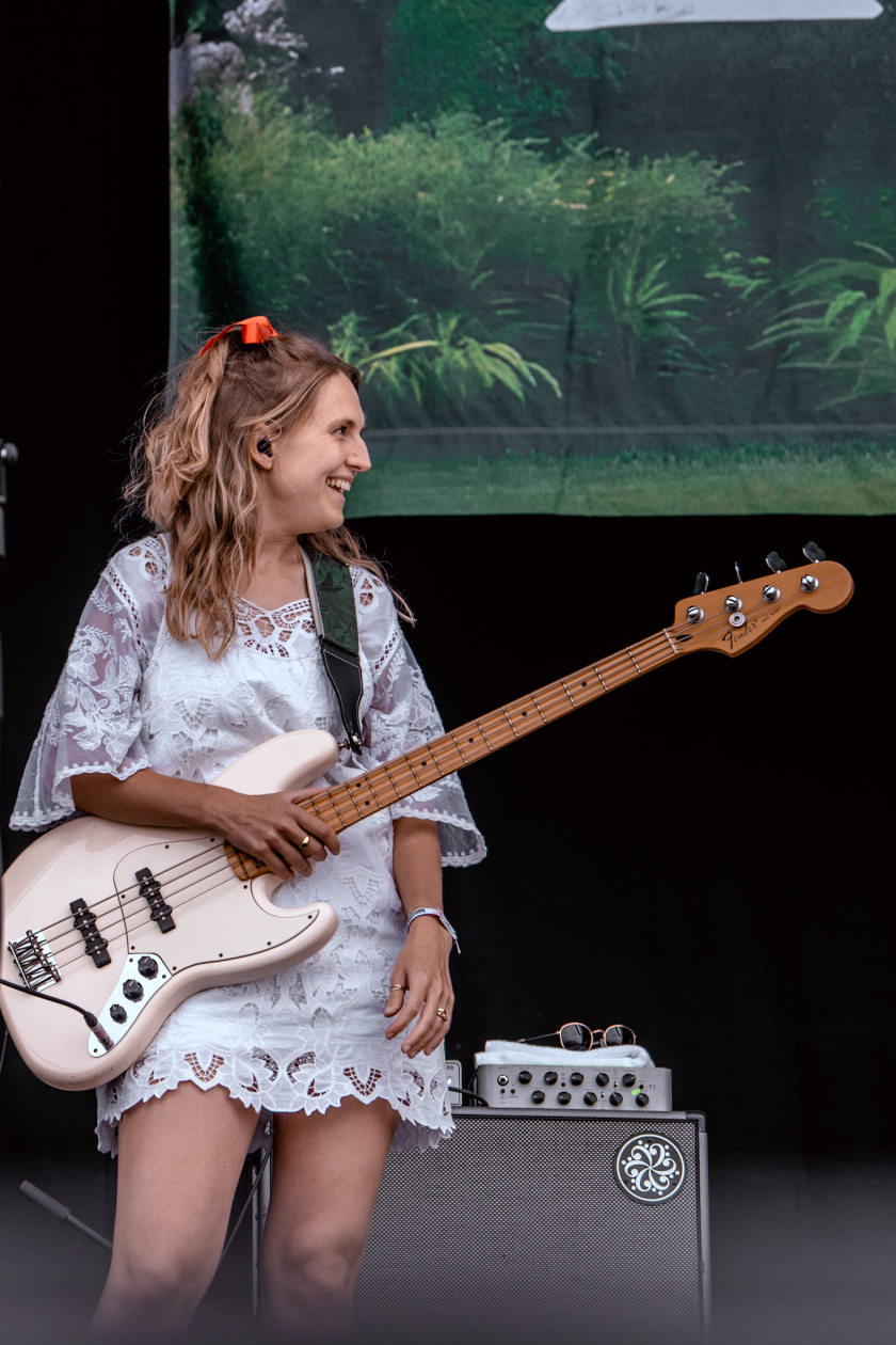 Es ist angerichtet bei perfektem, wenn auch glühend heißem Festivalwetter! – Kate Nash.